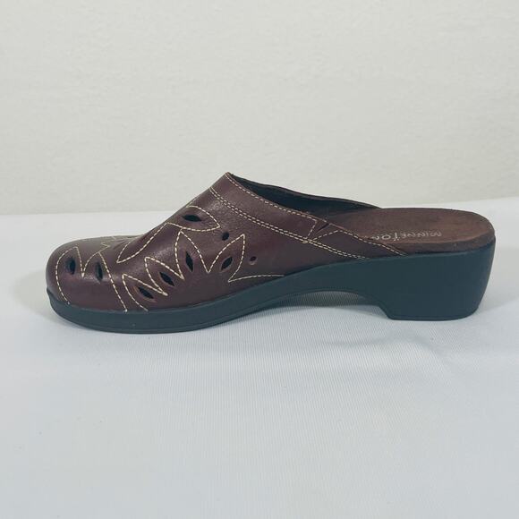 Minnetonka Slip On Shoes Mules Womens 9.5 Brown Leather Cut Outs Embroidered - Picture 5 of 10